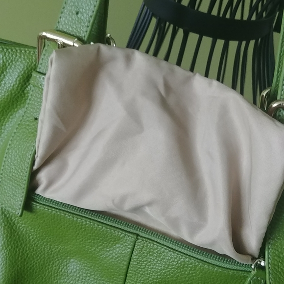 ⭐HOST PICK⭐Great condition, 100% LEATHER GREEN COLOR Tote Bag - Picture 7 of 16